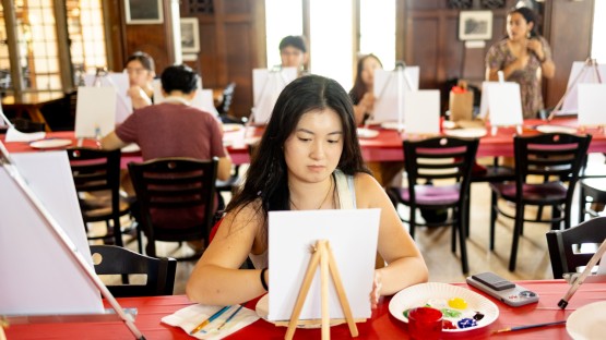 作为高年级活动的一部分，学生们参加了在威拉德直厅举行的绘画和小吃活动。