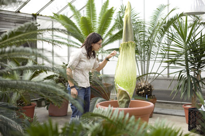 Monica Carvalho with corpse plant