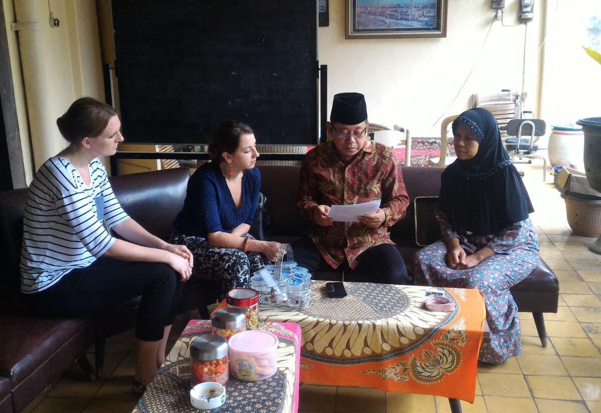 Students meet with Indonesians