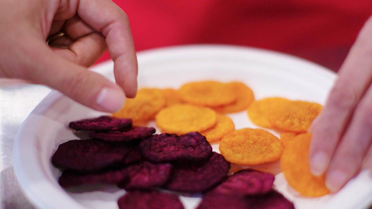 Microwave-vacuumed crispy beet snacks
