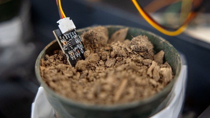 A pair of sensors measure the electrical conductivity in a plant or compost pile's leachate (the liquid collected from the soil) as well as the soil's moisture level.