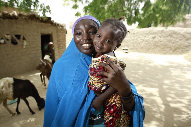 Niger woman and child