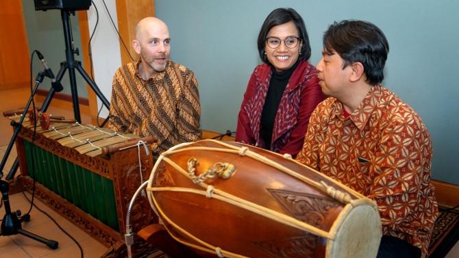 Sri Mulyani Indrawati with musicians