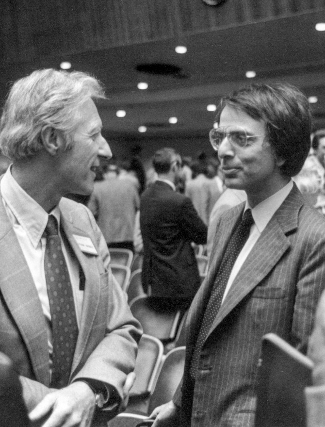 Rhodes chats with Professor Carl Sagan at Trustee-Council Weekend in 1980
