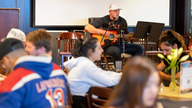 Students enjoy entertainment while eating at Keeton House.