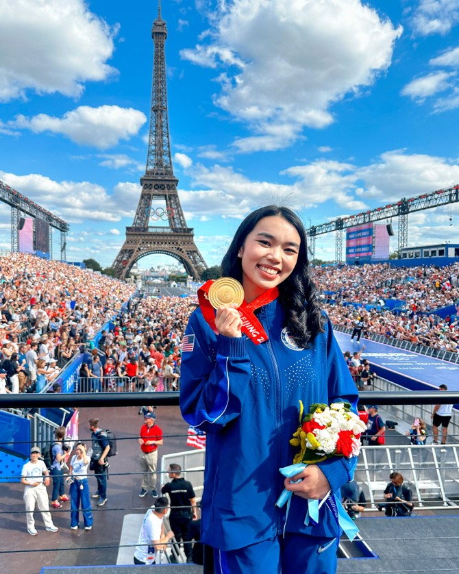 Karen Chen with her gold medal in front of the Eiffel Tower