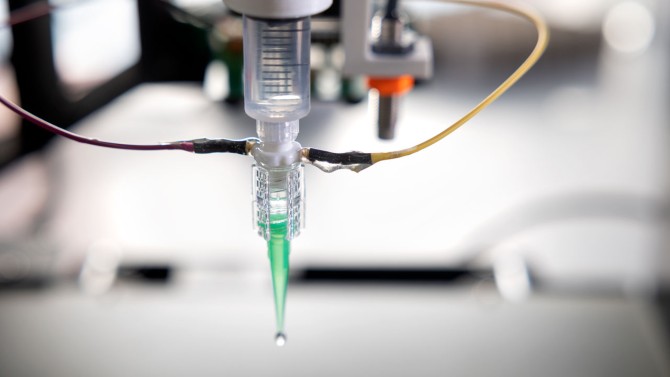 A smart sensor that attaches to the tip of a syringe can measure, in real time, the concentration and viability of the cells that pass through it – a potential breakthrough for biomedical 3D printing and cell therapy.