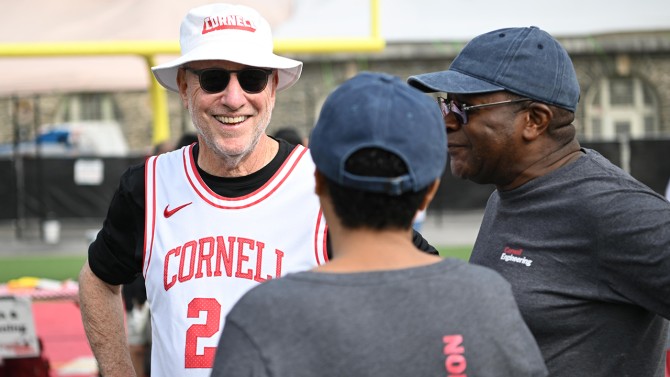 Cornell University President Michael Kotlikoff chats with attendees from Cornell Engineering.