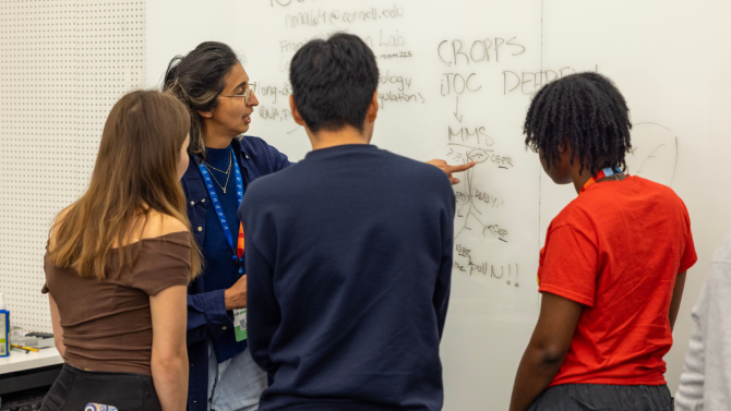 Noor AlBader, BTI postdoctoral student, explains CROPPS research to students on REU Welcome Day.