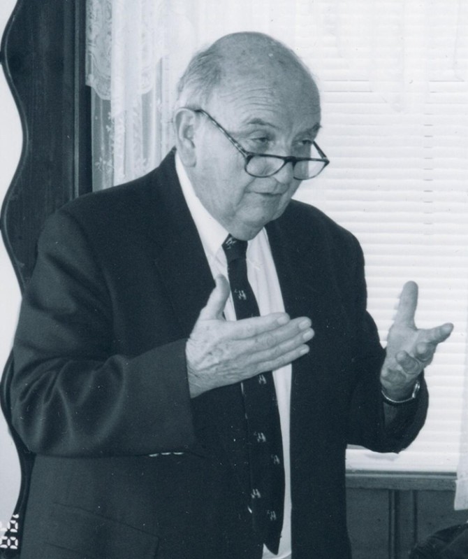 Richard “Doc” Aplin, M.S. ’51, Ph.D. ’59, teaching a class.