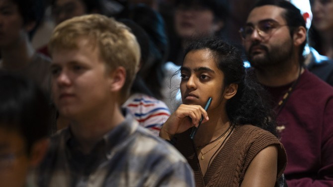 Students take in Szostak’s lecture.