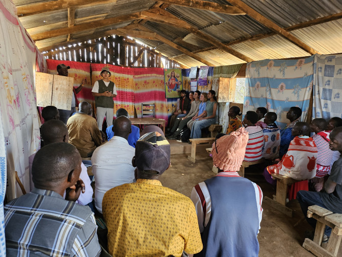 Seongmin Shin speaks to a group in Kenya.
