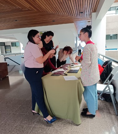 Consumers selecting their preferred bean variety during the willingness-to-pay (WTP) activity held at the facilities of the Ministry of Agriculture and Livestock (MAG) in Mata Redonda, San José, Costa Rica.