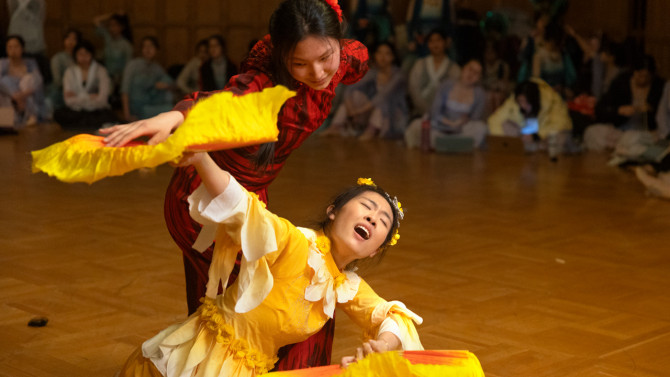 Costumes and props play an important role in Chinese dance. Learning how to perfectly flip a fan or to open umbrellas in sync is a big challenge for the dancers.