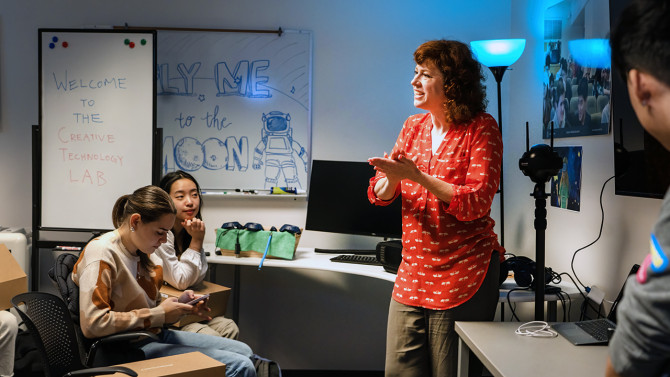 Andrea Stevenson Won, associate professor of communication in the College of Agriculture and Life Sciences, and her students visit the Center for Teaching Innovation’s Creative Technology Lab.