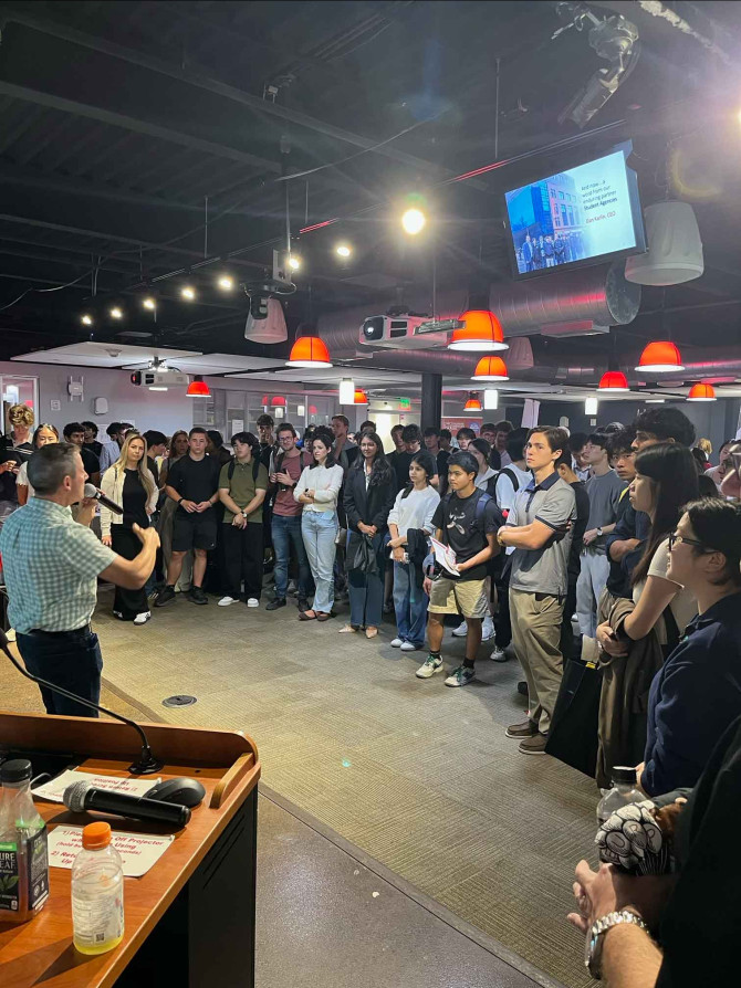 a full room of people 