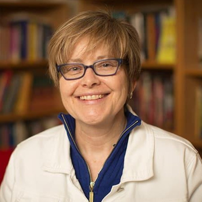 Headshot of Sara Warner