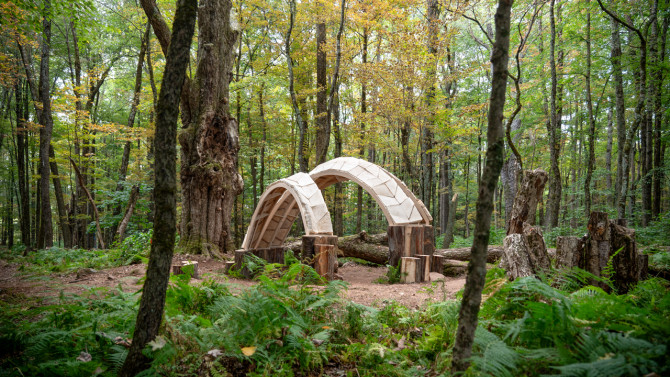 At BuildFest 2024, “MycoShell,” a vault of three catenary arches constructed with mycelium-based laminated panels reinforced with natural fabric. The project incorporated MycoPly, a product the researchers developed as an alternative to plywood and composite boards. 