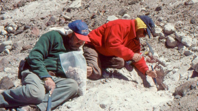 Constantino Mpodozis, left, and Alvaro Chavez in 2001 at the Puna plateau.