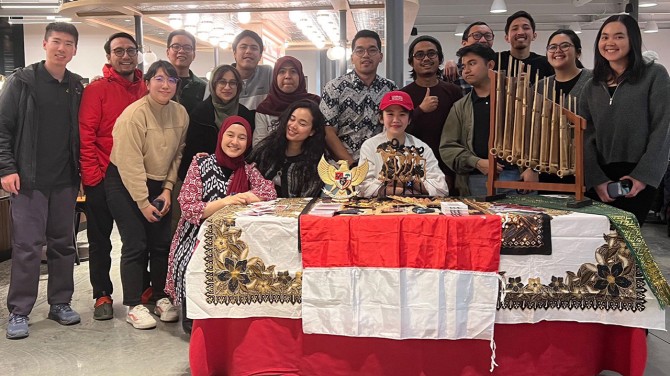 Photo of Iorysiella Kongguasa '23 and other Indonesian students after an Indonesian-themed dinner at Morrison Dining.