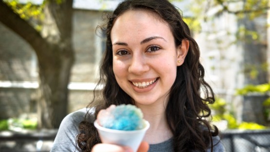 Cornell Dining gives out sno-cones before finals week on Ho Plaza.