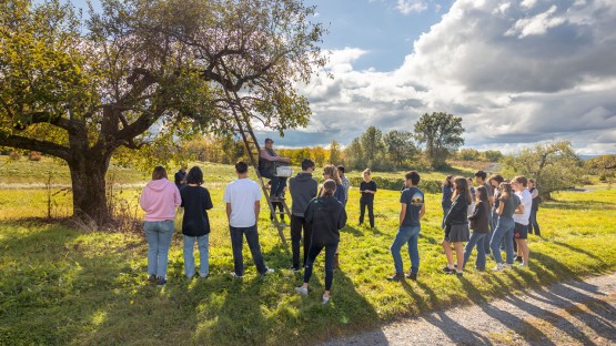 Students in the Plant Science 1101 class visit Cornell Orchards with Bill Miller and Gregory Peck.