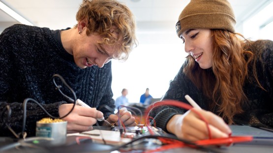 Students work in the bioscience teaching lab in the Human Ecology Building.