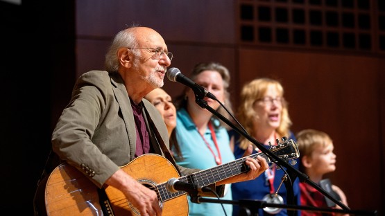 Folk icon Peter Yarrow '59, of Peter, Paul and Mary, dies at 86