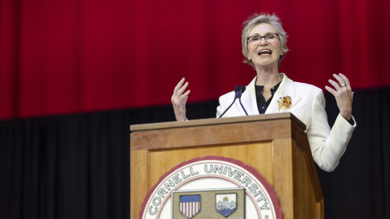 Jane Lynch, MFA '84, to Class of 2026: Shed your fear | Cornell Chronicle