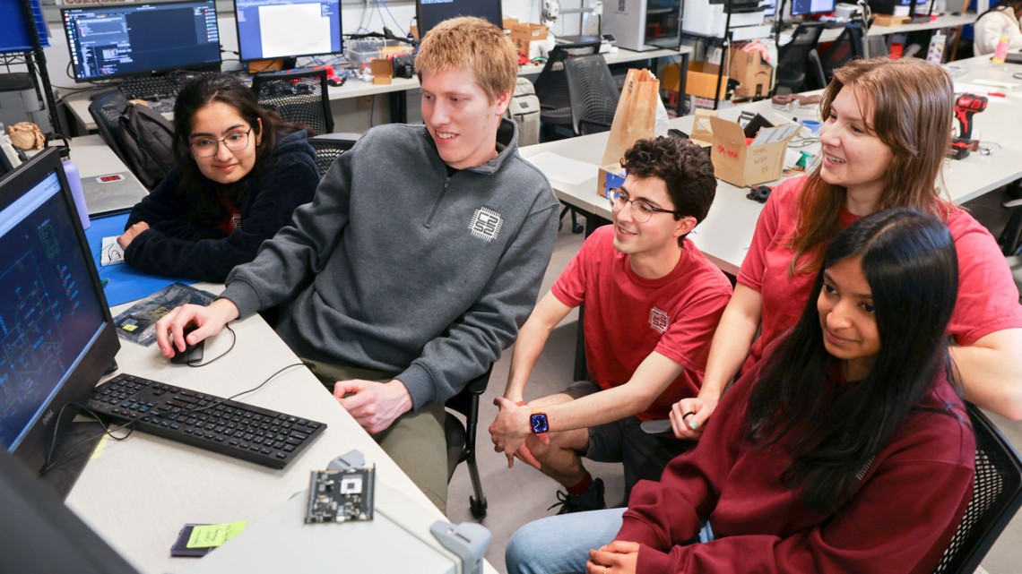 26岁的Akshati Vaishnav（从左到右）、24岁的Thomas Figura、24岁的Aidan McNay、25岁的Adele Thompson和25岁的Abigail Varghese是康奈尔定制硅系统团队的成员，该团队使用新兴的开源硬件来设计、测试和制造微芯片。