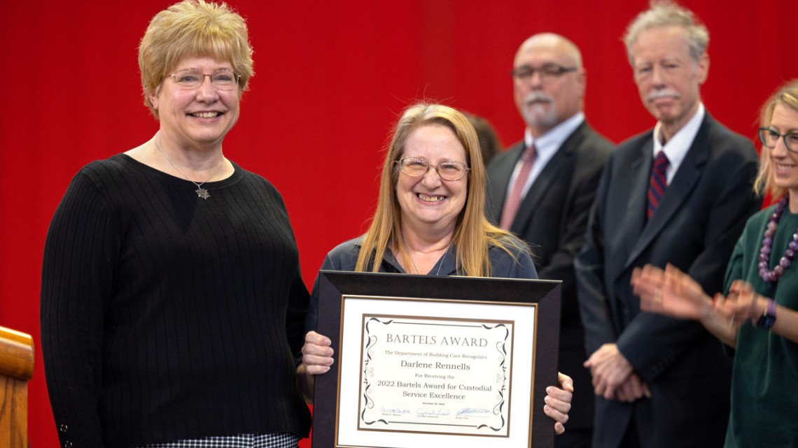 Darlene Renners receives Barte;s award
