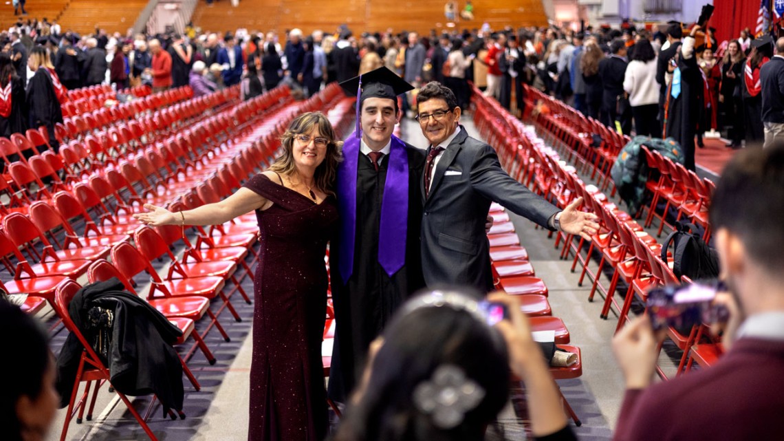 Roberto Amador, B.Arch ’24, celebrates graduation with his parents