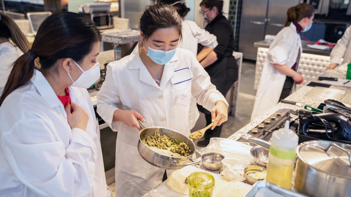 students take a nutrition course in the Discovery Kitchen