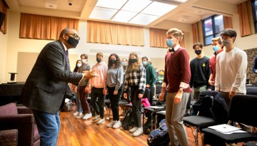 Students in the class Elements of Music (Music 1101) listen to A.D. White Professor-in-Large Wynton Marsalis (left) Nov. 2 in Lincoln Hall.