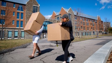 Emily Chrisman ’23 gets some help moving boxes from her friend Jack Malone ’23 out of Mews Hall on North Campus.