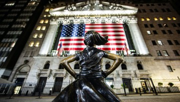 statue of a girl stand in defiance on Wall Street