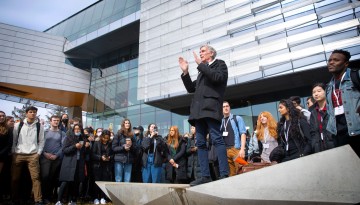 Bill Nye explains the workings of his solar noon clock to students outside Gates Hall.
