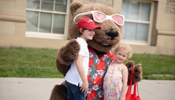 Touchdown poses with kids at Reunion 2024