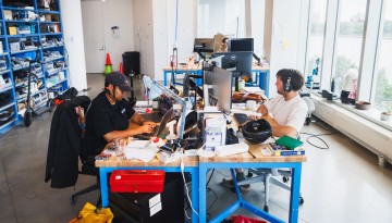 Cornell Tech students work in a lab.