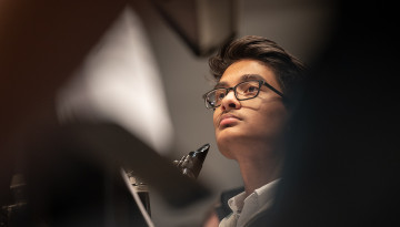 Members of Cornell Wind Symphony rehearse with Film composer Michael Abels in Bailey Hall.
