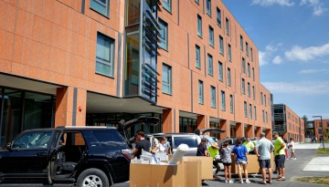 Families unload cars outside of residence halls on North Campus. 